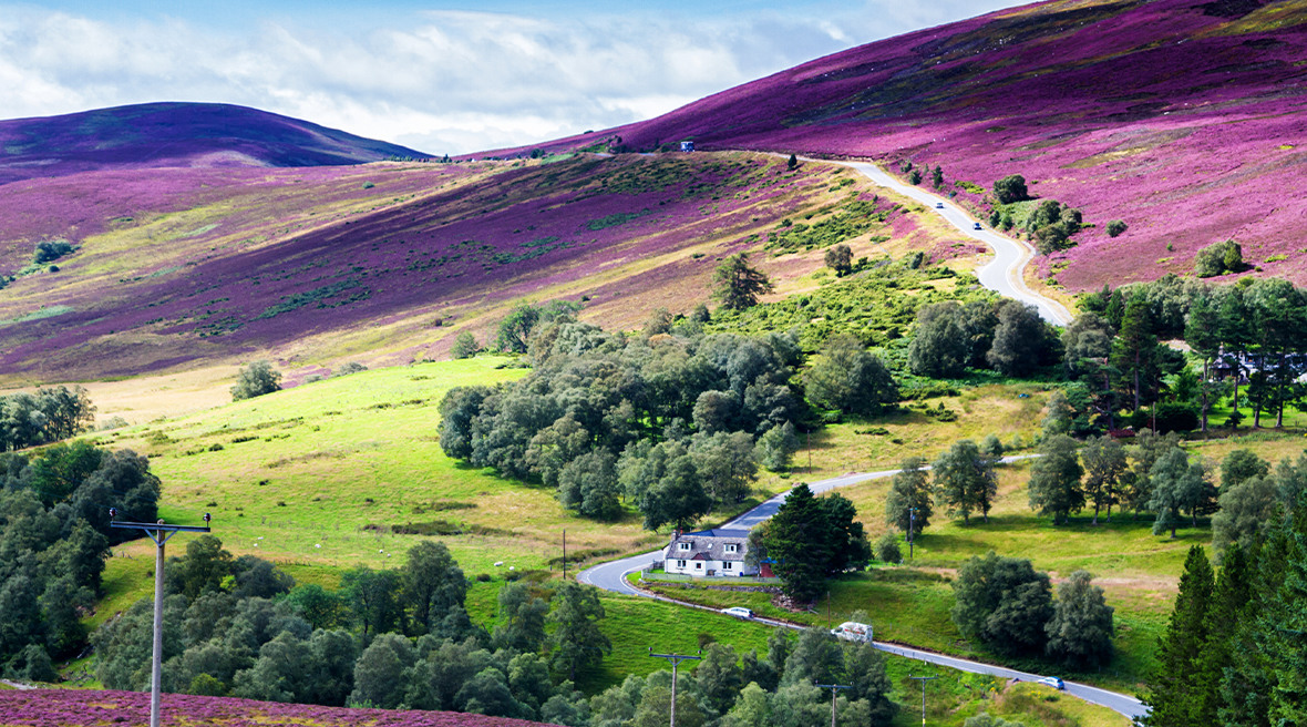 Cairngorms vanaf de weg in de Schotse Hooglanden, nabij Lecht